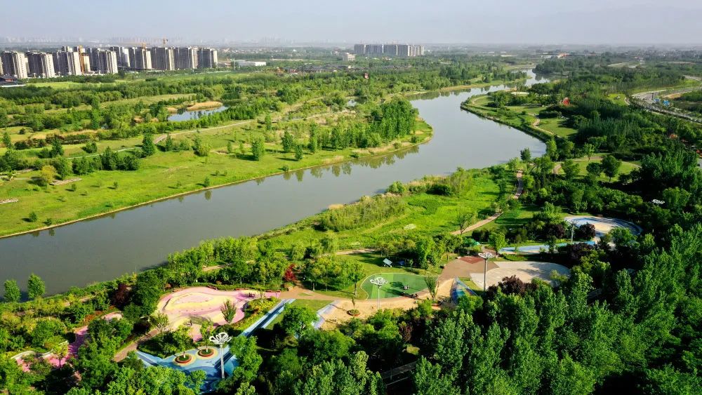 西咸新区沣河两岸景象(4月29日摄,无人机照片)↑西安大唐芙蓉园(略 