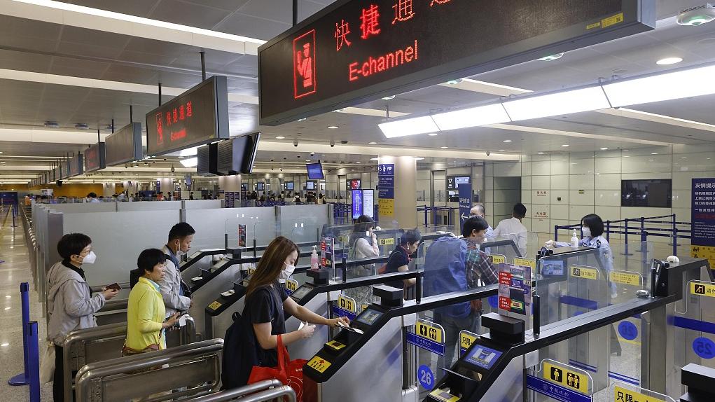 2023年5月15日，上海，民众在浦东机场T2航站楼内，经边检快捷通道办理出境手续。 视觉中国 图