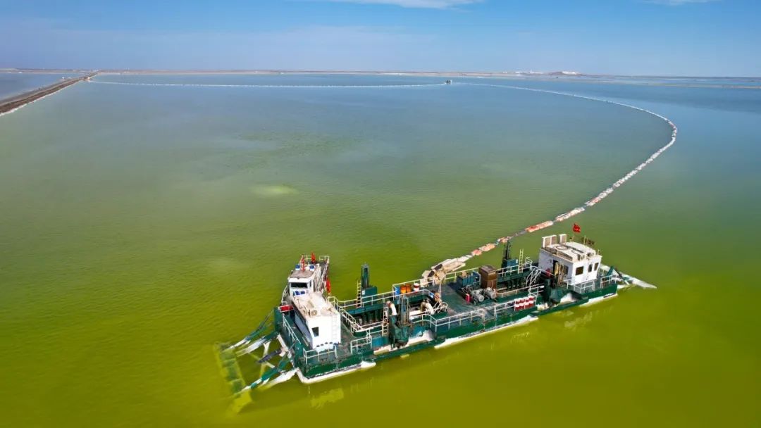 &nbsp;察尔汗盐湖上的采盐船