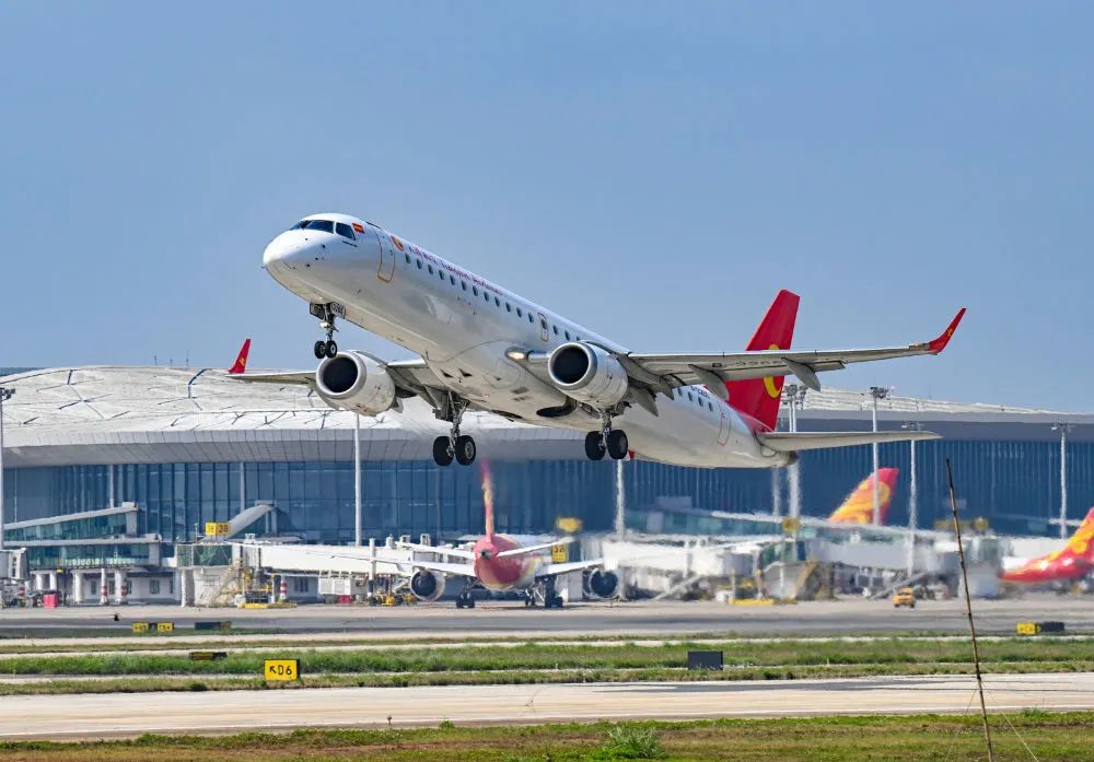 3月1日,海口美兰国际机场,一架飞机正在起飞