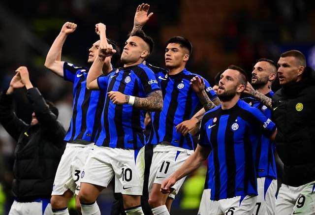 据统计,这是国际米兰队史首次在欧冠淘汰赛两回合双杀ac米兰,同时单