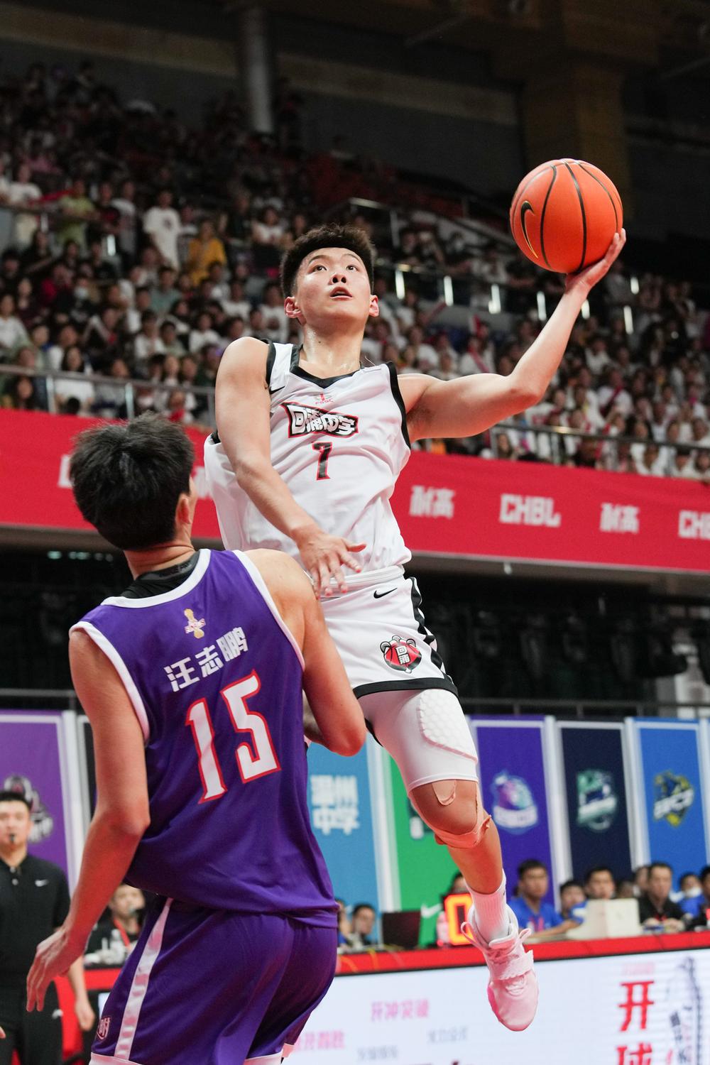 5月14日,回浦中学队球员张浩博(上)在比赛中上篮.新华社发