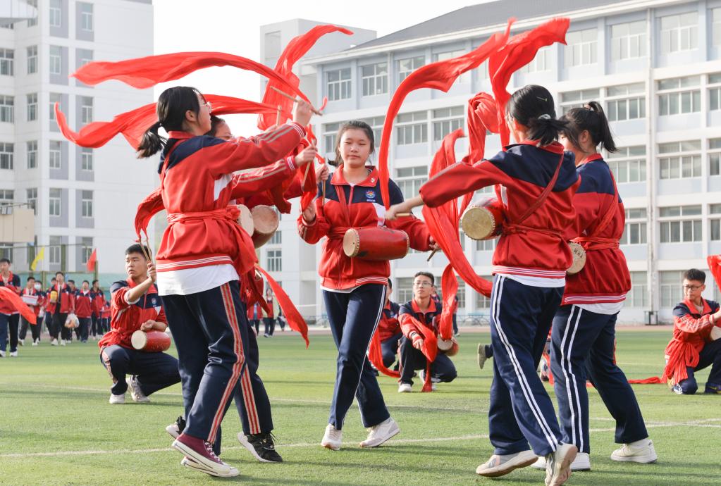 2022年4月26日,在延安市延安中学枣园校区,学生练习打腰鼓.