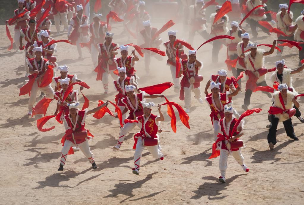 2018年5月25日,演员在景区内表演安塞腰鼓.新华社记者邵瑞 摄