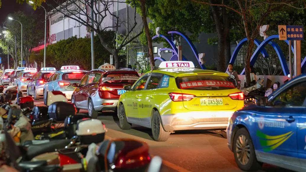 上海最大的露天夜市——泗泾三湘广场,夜市广场外排队等候的出租车