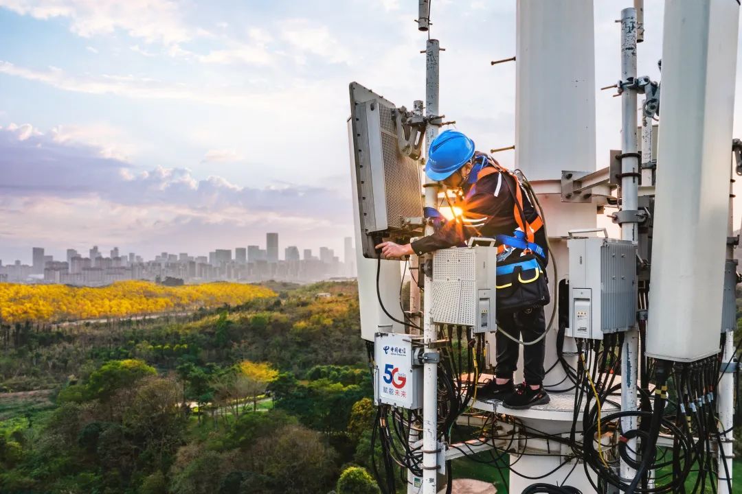 中国电信南宁分公司云网工程师在旅游景区安装调测5g基站.