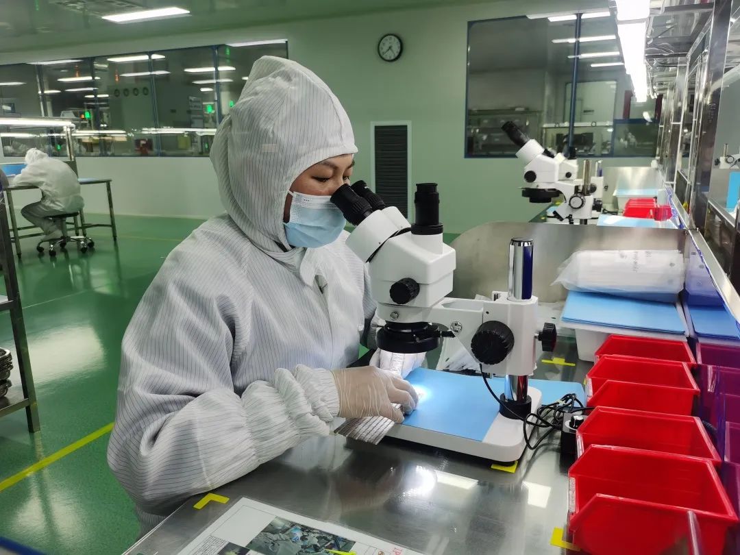 中国钢研生产人员正在进行稀土永磁产品出厂检测。科技日报记者 刘园园 摄