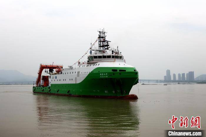 图为"探索二号"科考船.吴丹红 摄