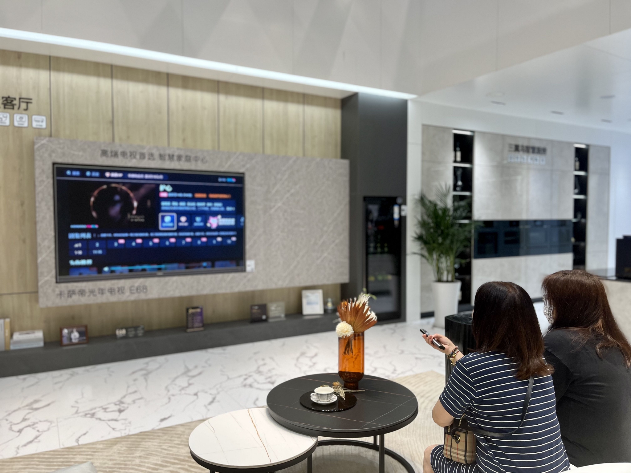 参观者体验海尔智家推出的智慧客厅.宋迎迎摄