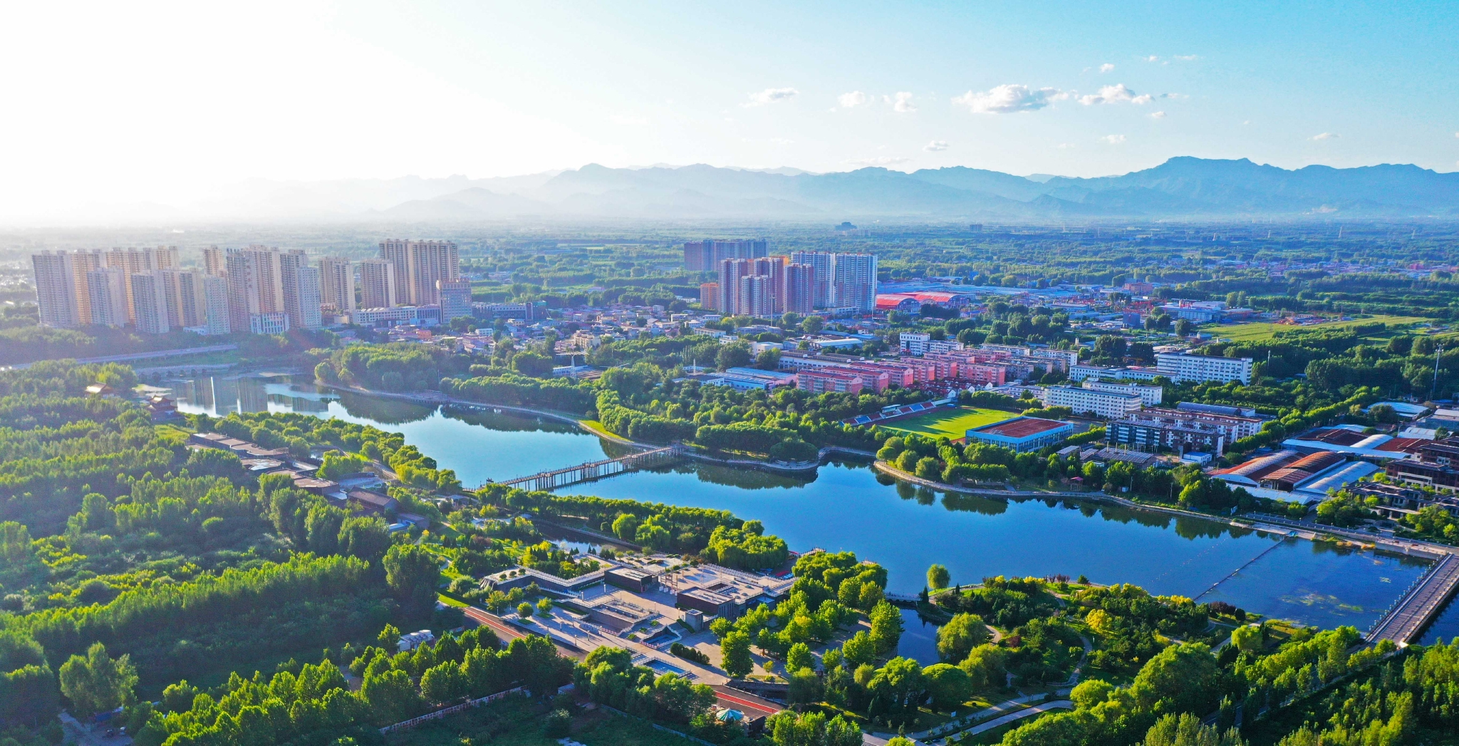 碧水绿树相辉映的涿州市永济公园.熊华明摄