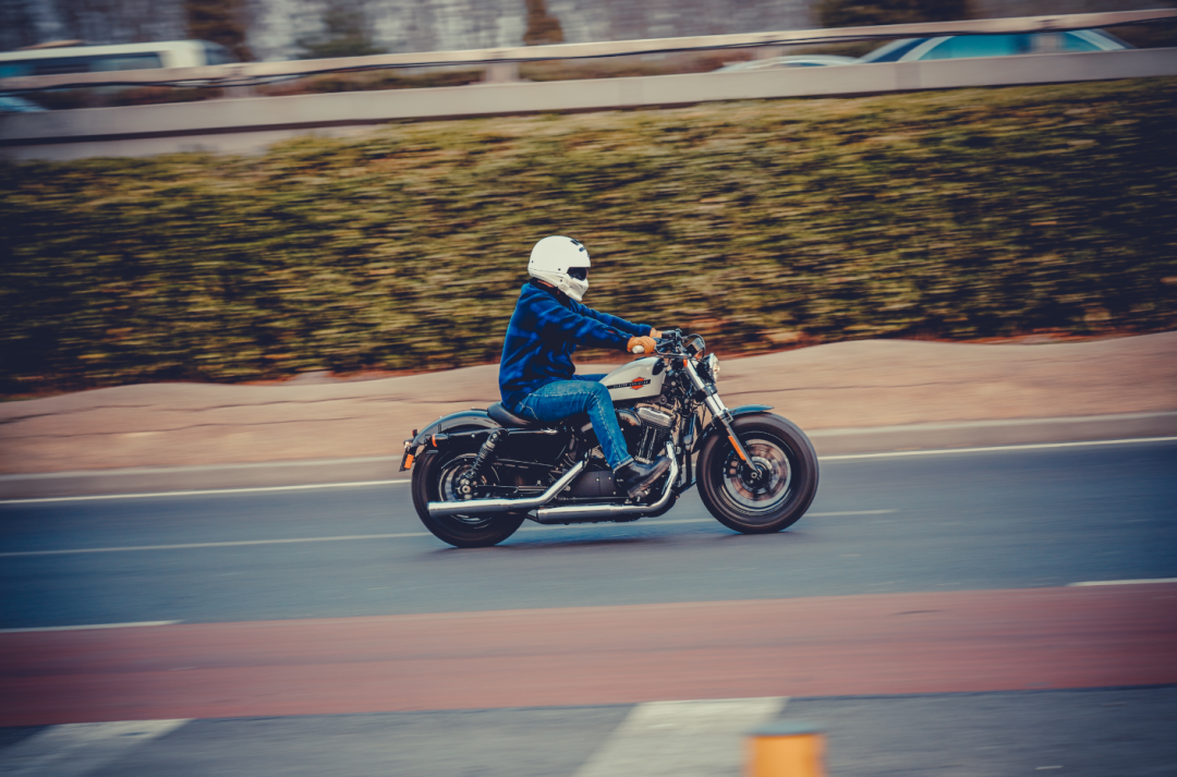 97摩托车车主在道路上行驶 国是直通车 陈昊星 摄