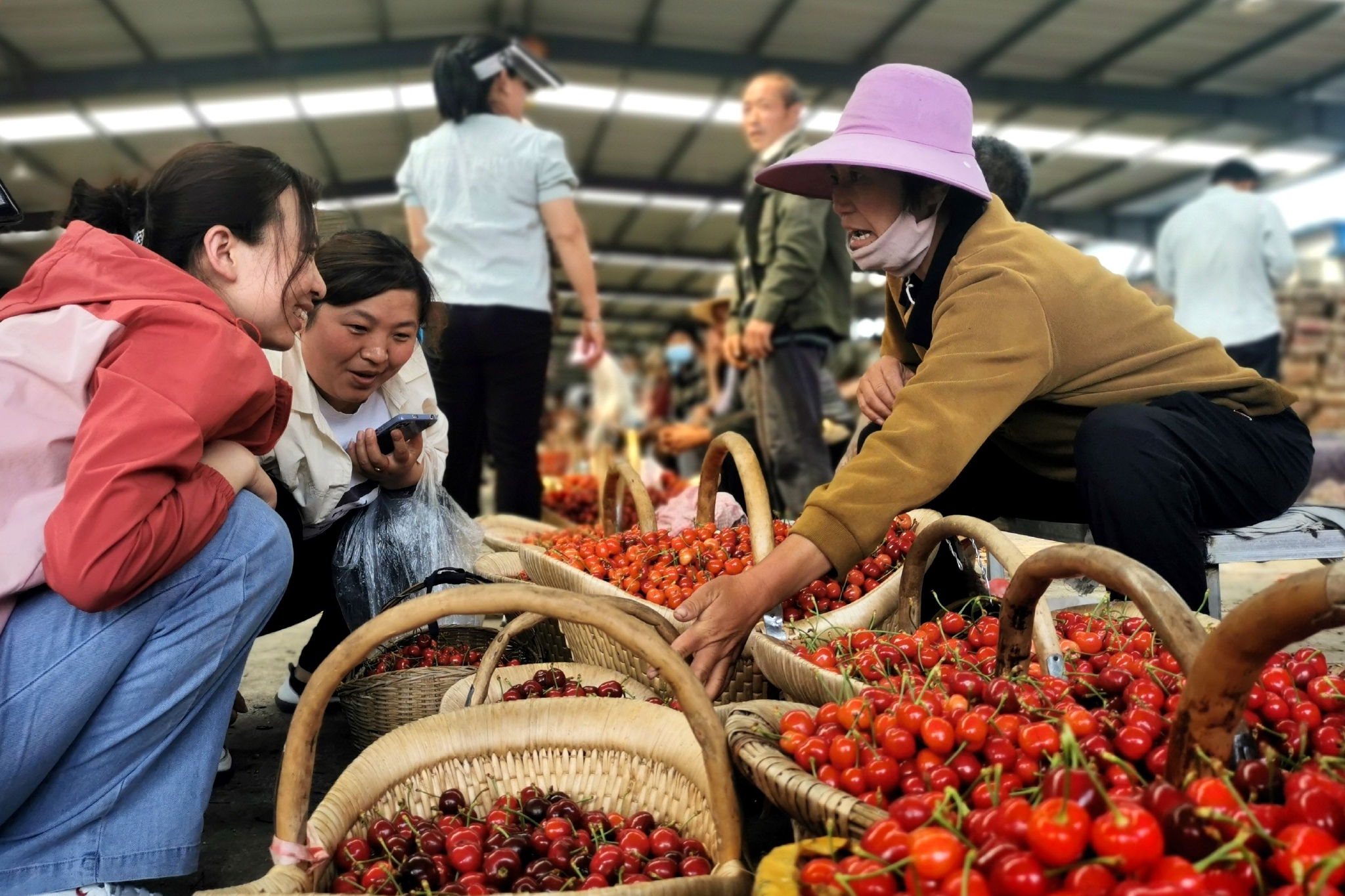5月18日,在泰安市徂汶景区天宝镇樱桃交易市场,果农在出售樱桃.