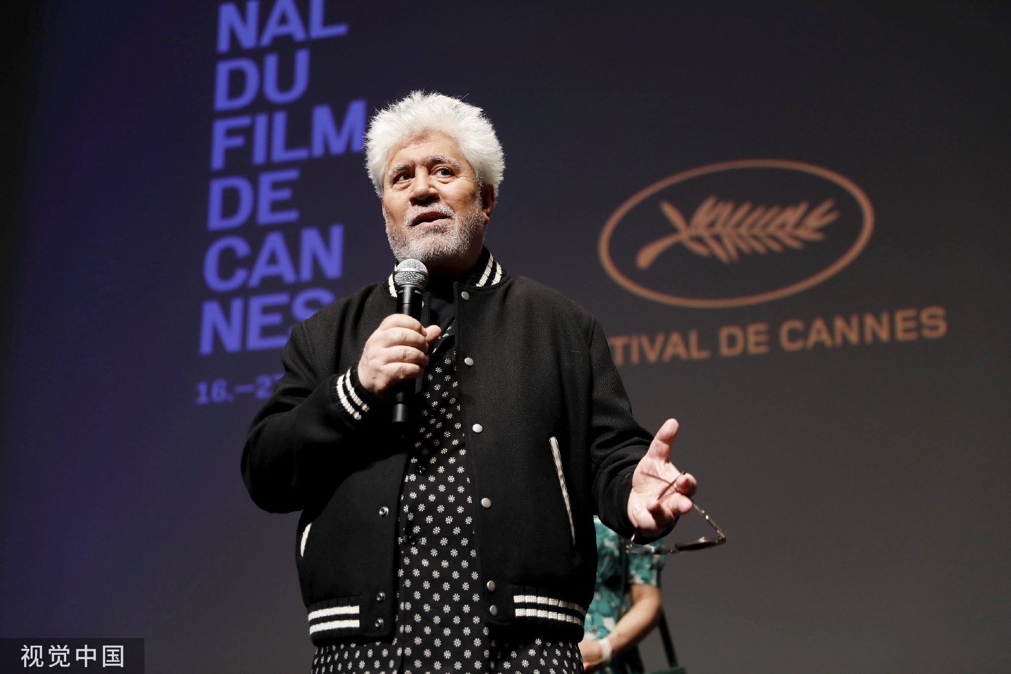 当地时间2023年5月17日,法国戛纳,导演佩德罗·阿莫多瓦出席《奇怪的