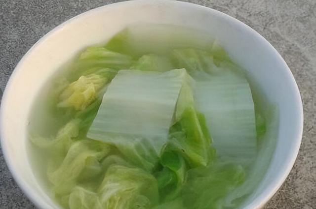 如果连续21天只吃清水煮白菜,可能只需要三五天,身体就会因缺盐而出现