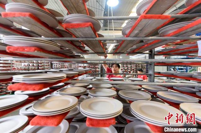 5月17日,山西省朔州市应县,陶瓷企业工人在车间生产作业. 韦亮 摄