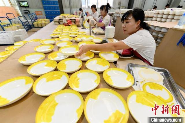 5月17日,山西省朔州市应县,陶瓷企业工人在车间贴花作业. 韦亮 摄