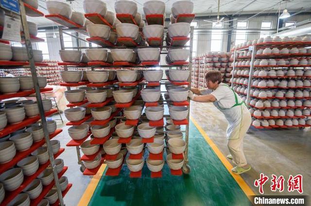 5月17日,山西省朔州市应县,陶瓷企业工人在车间生产作业. 韦亮 摄