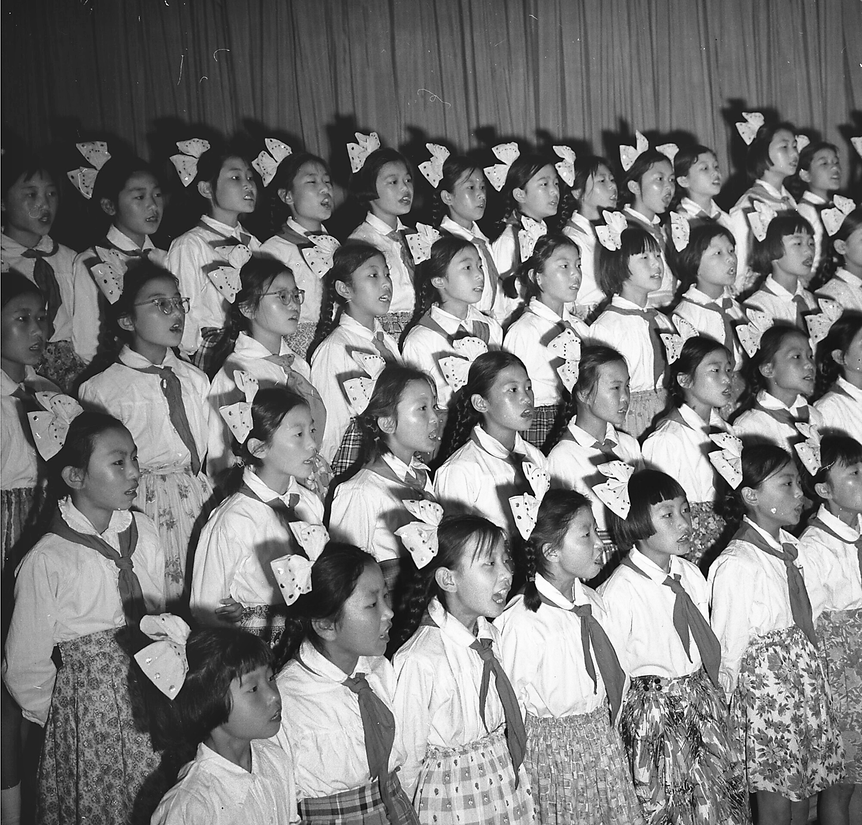 图为北京第一实验小学学生演唱《我们在队旗下成长》. 冯文冈摄