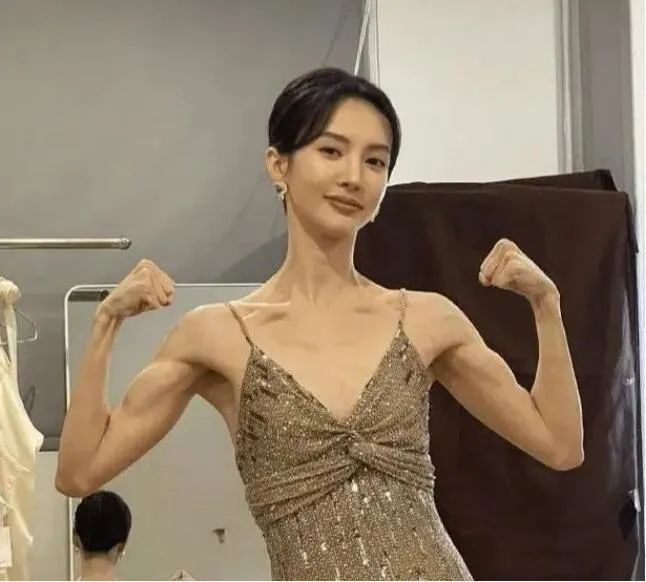 金晨大概也听烦了大家说她过瘦的问题,在一次vlog里强调,"我是瘦而不