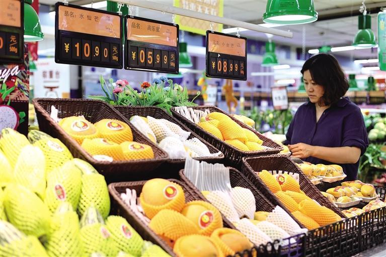 5月11日,顾客在山东省滨州市一家大型超市选购水果. □新华社照片