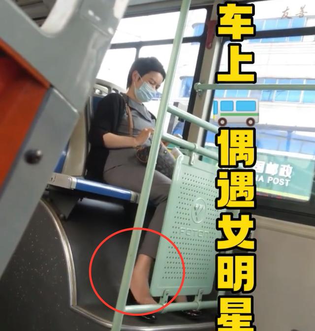 网友爆料蒋雯丽独自坐公交,多次脱鞋光脚被批没素质