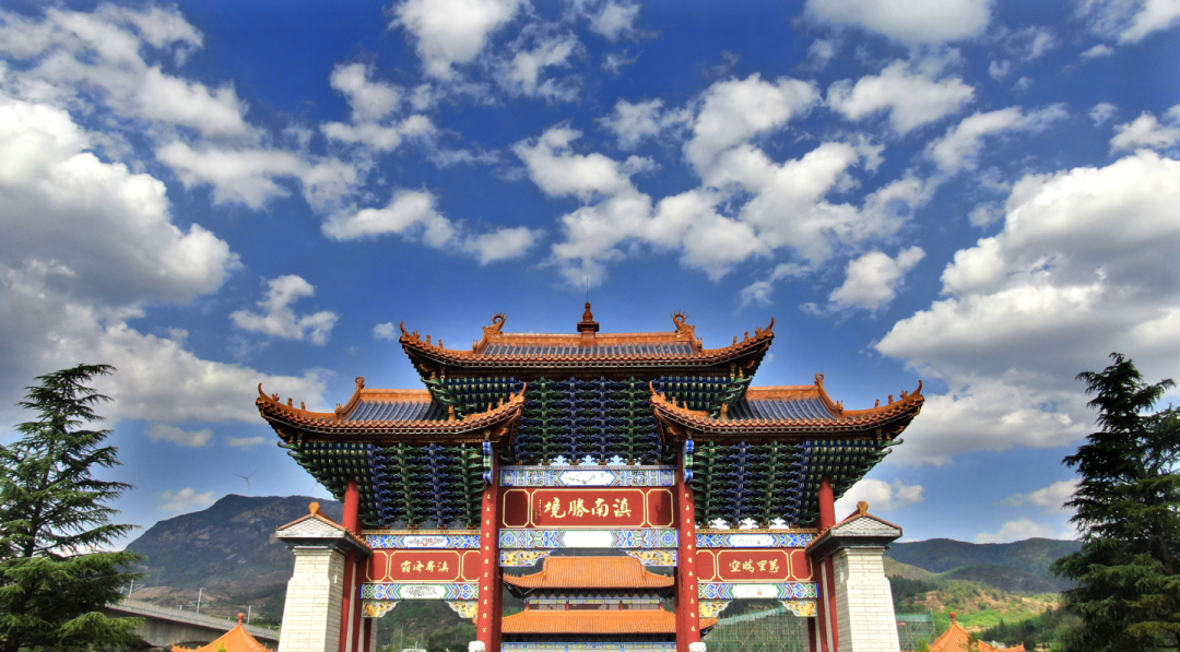 富源胜境关牌坊 张政伟 摄