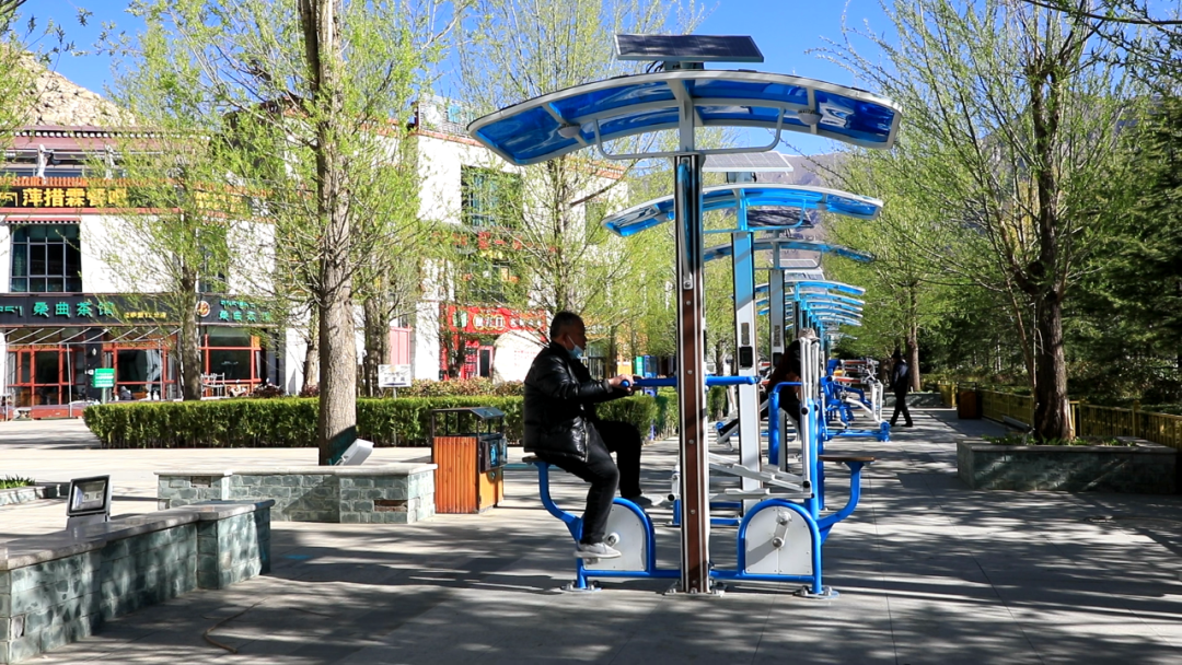 图为曲米路湿地公园智能室外健身器材.