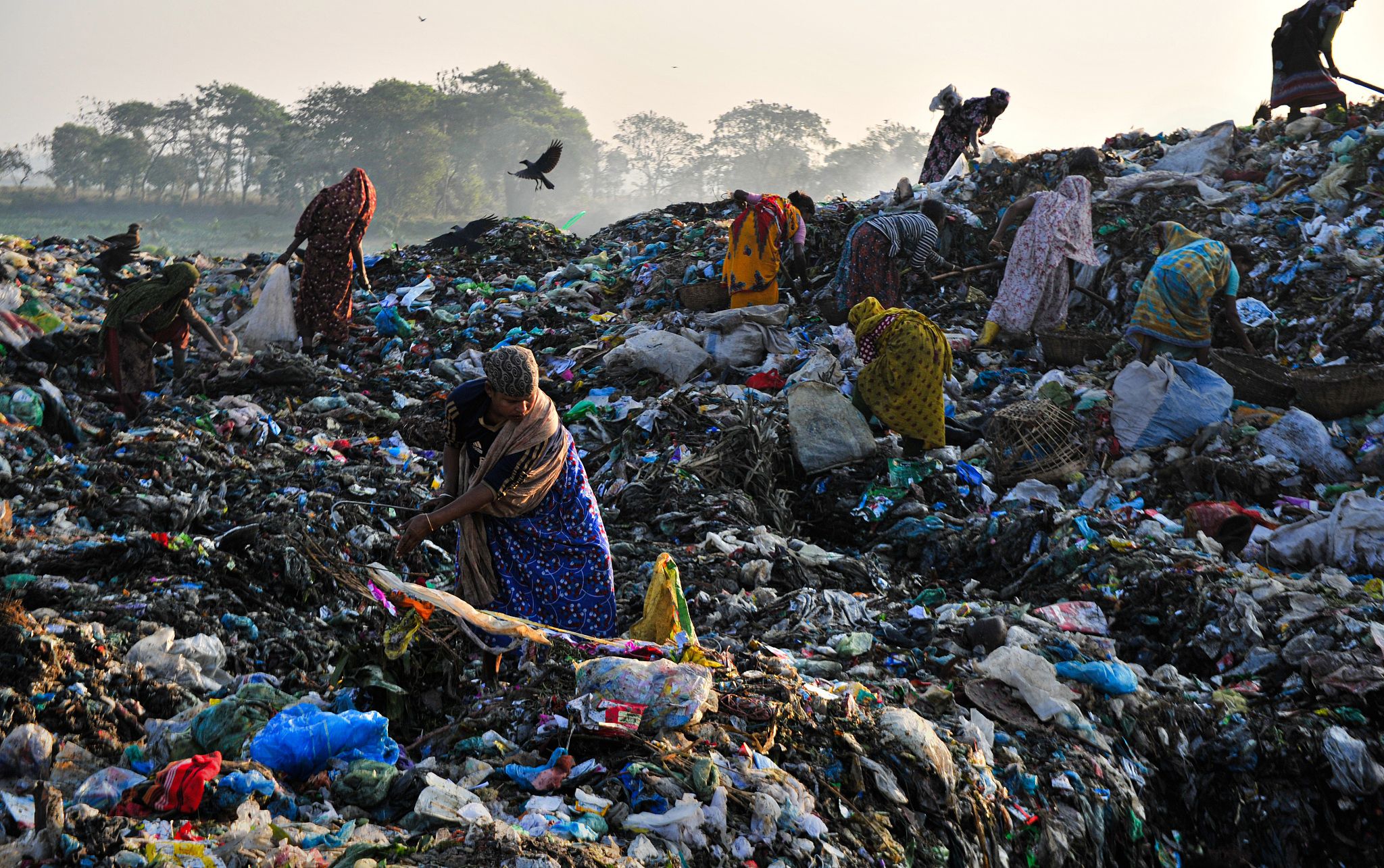 当地时间2023年1月2日,孟加拉国锡尔赫特,工人们在一个有毒废物倾倒场