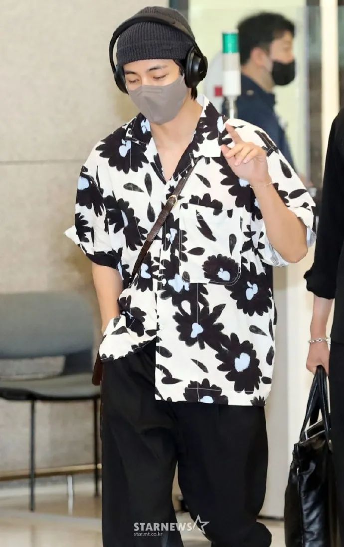 夏天和夏威夷衬衫不要太相配,金泰亨身穿 jacquemus la chemise melo