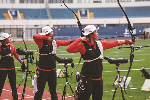 中国女子反曲弓队在比赛中 本报记者 李铭珅 摄