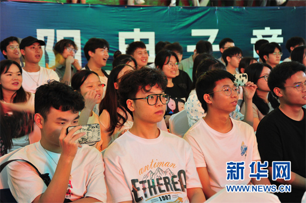 5月19日,观众在现场观看比赛.新华网 卢志佳 摄