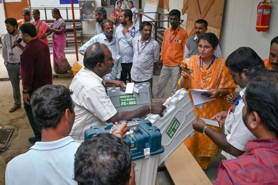 当地时间5月9日，印度选举官员在卡纳塔克邦收集电子投票机 图自视觉中国