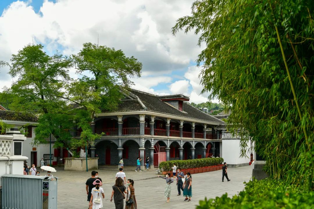 游客在遵义会议会址参观