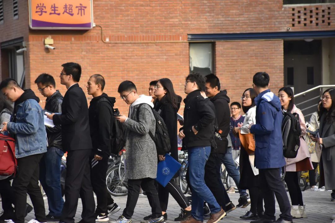 青年失业率创新高,很多人比年轻人还焦虑__财经头条