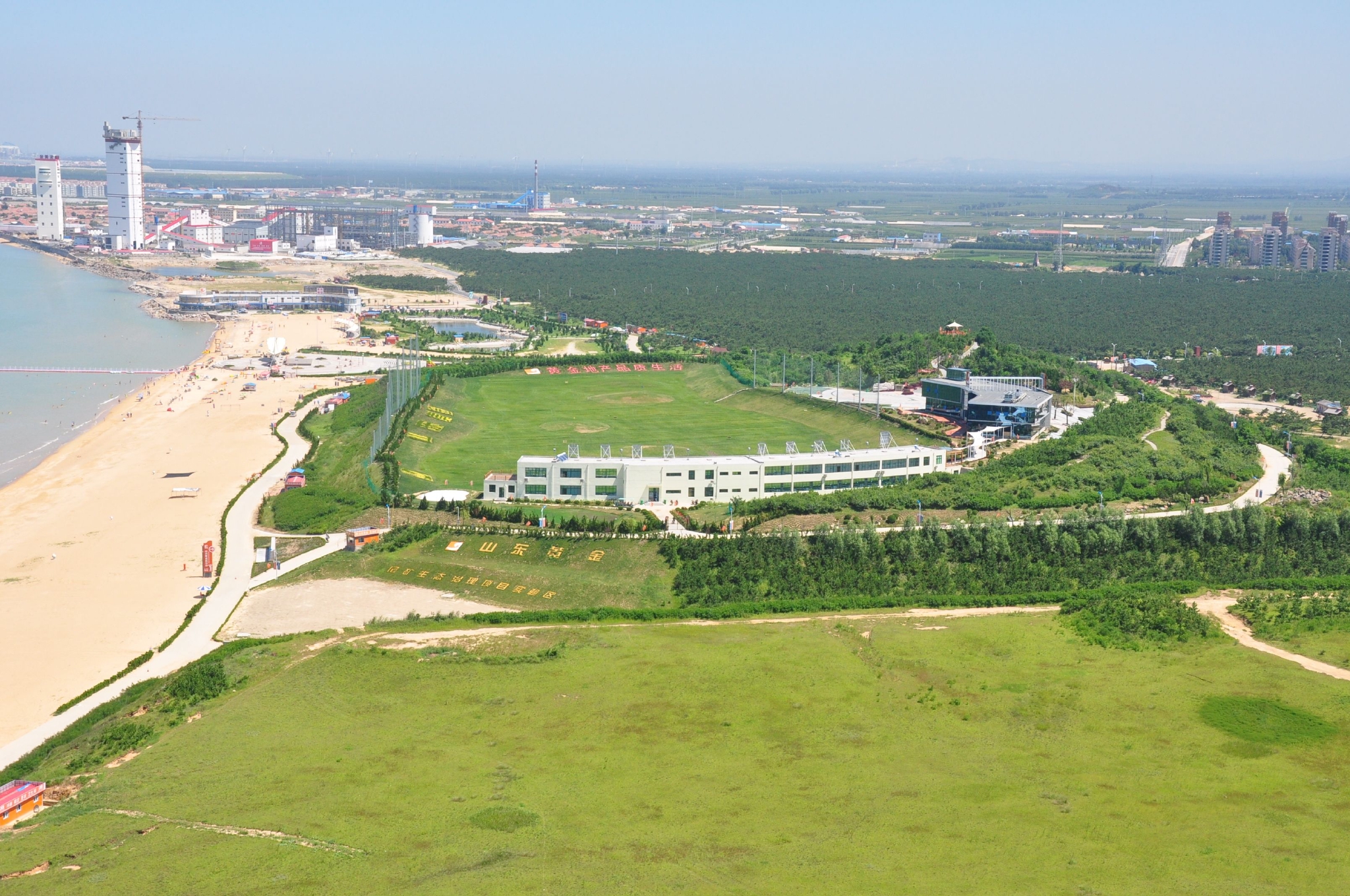 图为正在开采的莱州市三山岛金矿,西岭金矿位于三山岛金矿的深部.