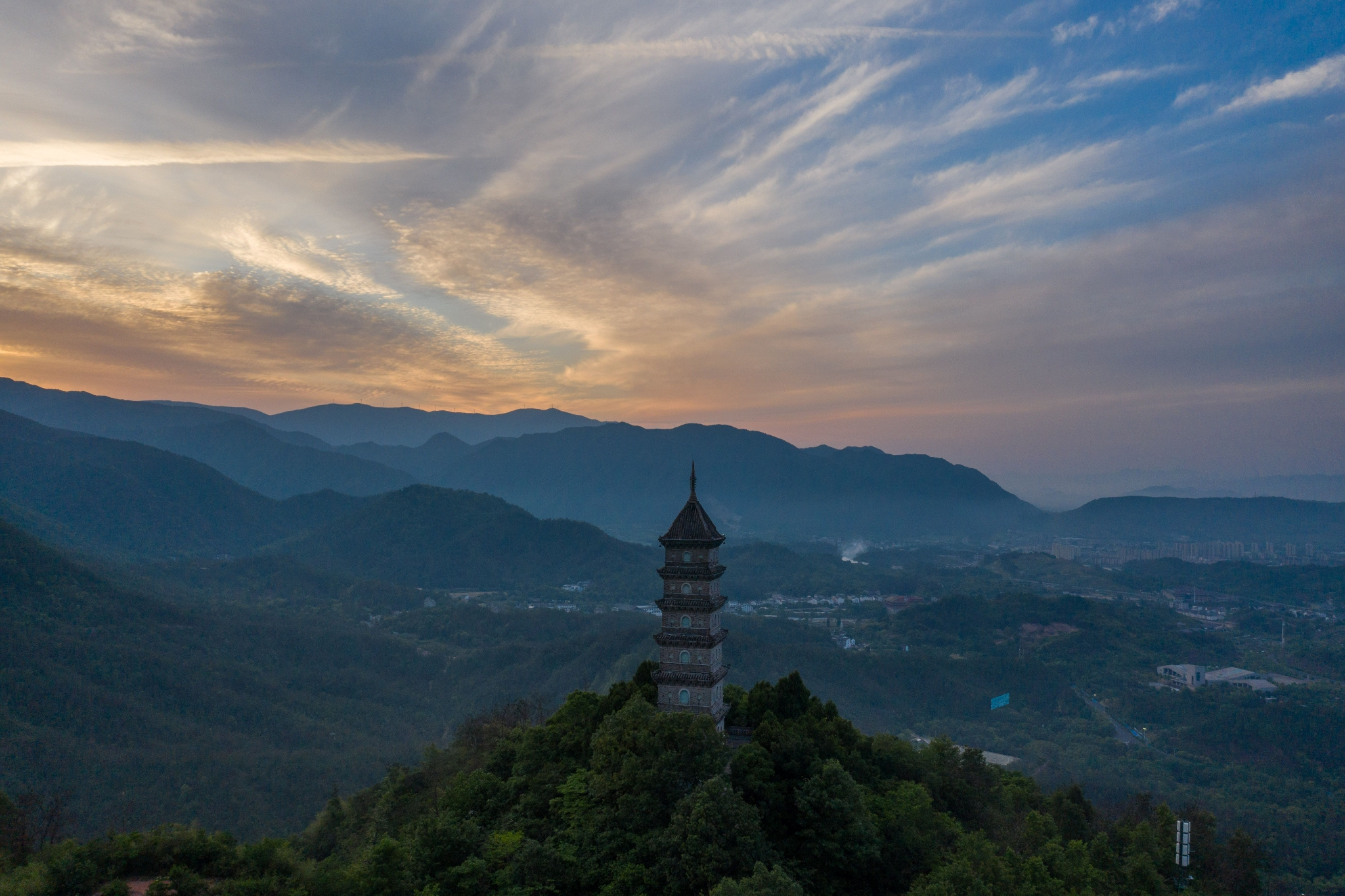 清晨,梁妃塔矗立在天台山国家级风景名胜区内的赤城山顶(5月16日摄).