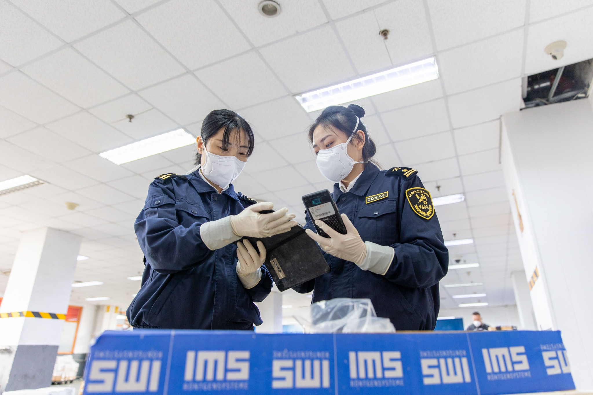 北京海关所属首都机场海关关员正在对进境货物进行现场查验 方星摄