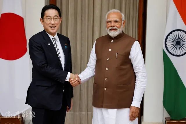 当地时间3月20日，印度新德里，日本首相岸田文雄与印度总理莫迪在会晤前握手。图自澎湃影像