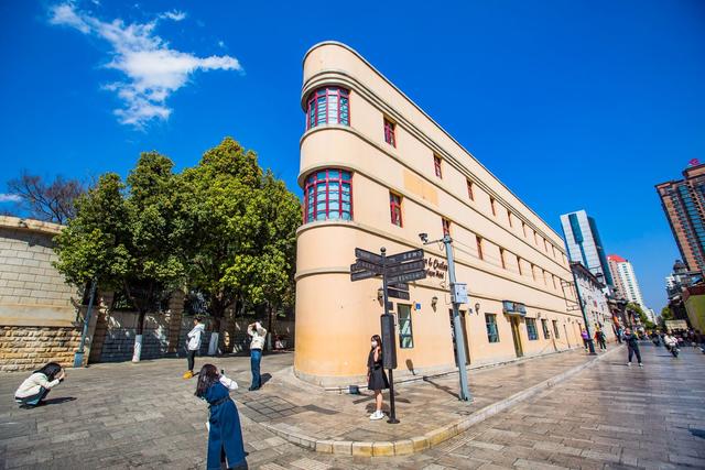 昆明老街，街上遗存着900多年的古迹建筑，吸引了众多游客来打卡__财经头条