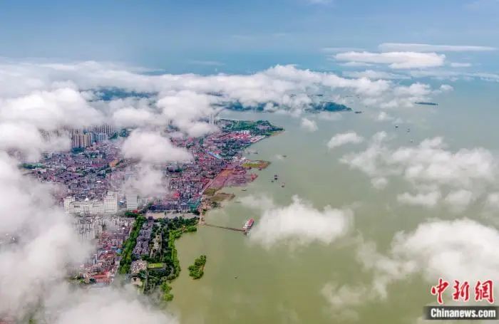岳阳楼前洞庭湖水域云蒸霞蔚，气象万千。来源：视觉中国