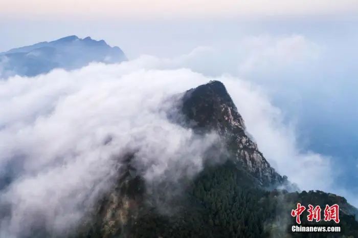 俯瞰庐山最高峰汉阳峰，屹立在云海之巅，展现出庐山雄秀之美。祝兴勇 摄