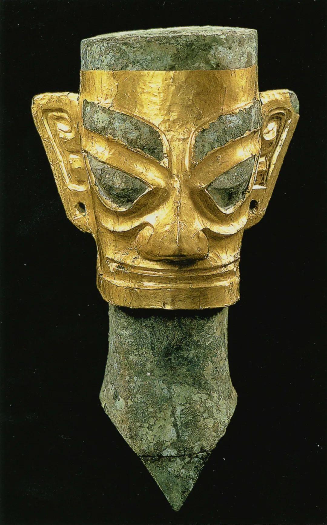 另外,通过对比神坛力士腿部的眼形图案,与三星堆出土的许多眼形青铜片