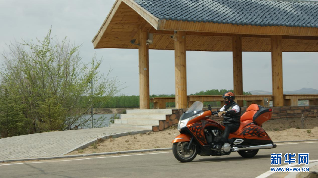 5月19日,一位摩托车自驾爱好者在内蒙古自治区锡林郭勒盟多伦县多伦