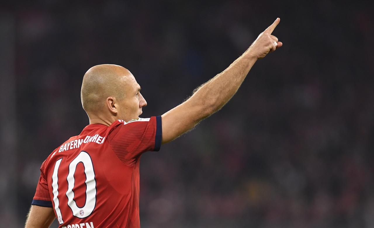 罗本造访拜仁俱乐部,与穆勒等球员会面寒暄__财经头条