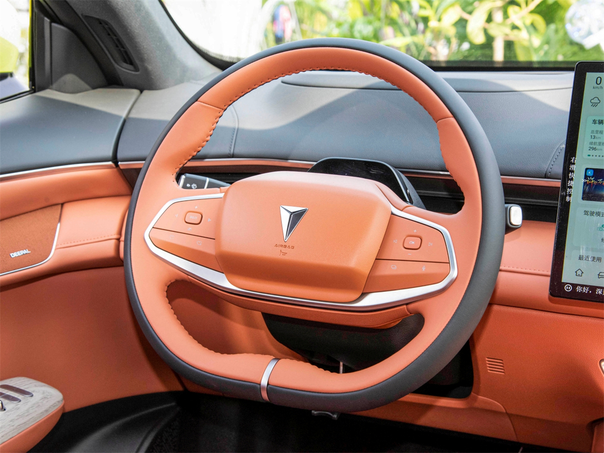 两幅式的方向盘做工和握感不错,也符合整车并不偏向运动的驾驶调性