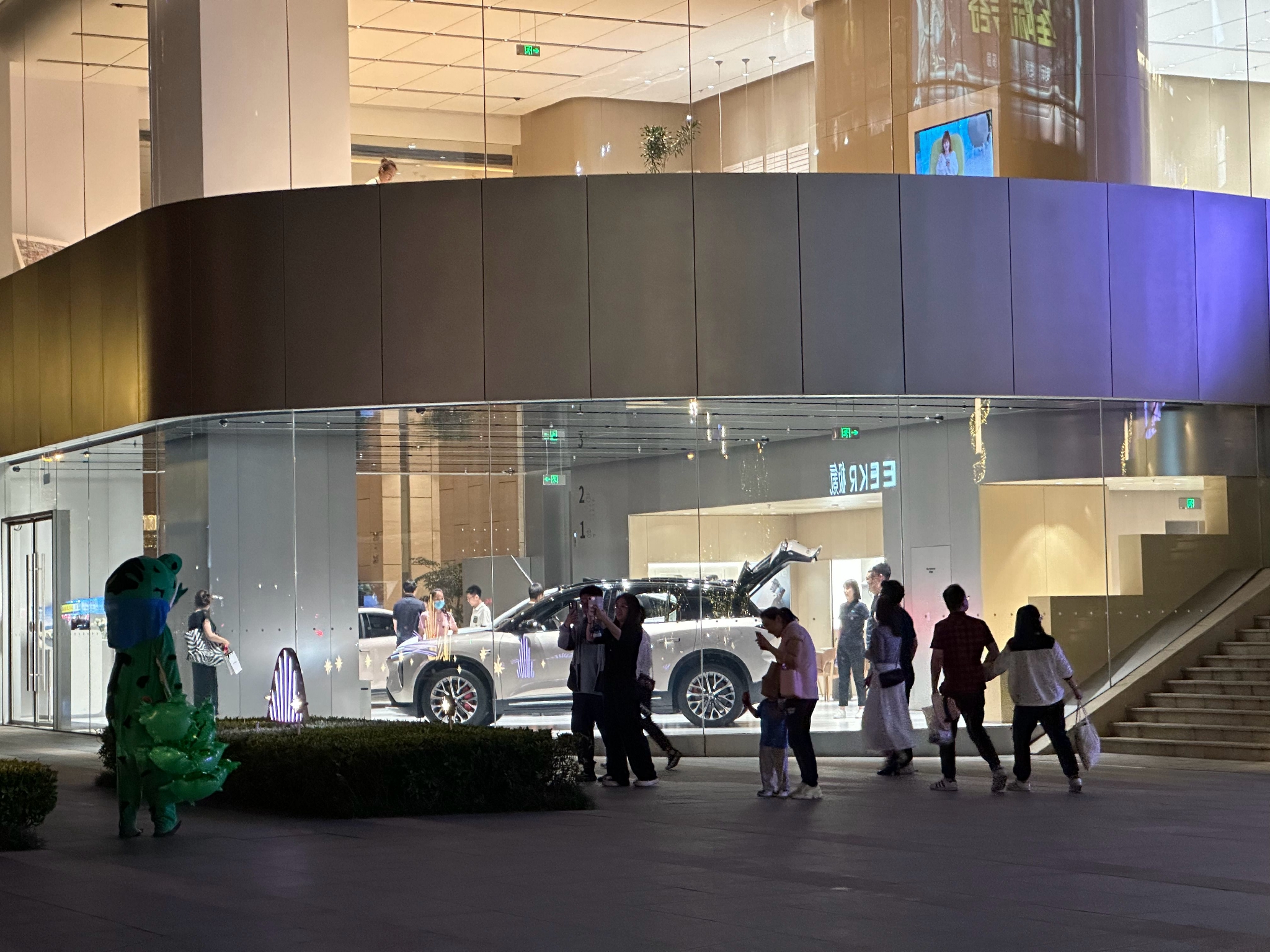 在万象城逛逛顺便看看店里今天刚到的全新蔚来es6