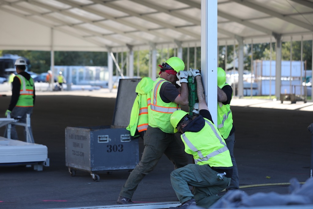 2022年10月9日,工人在位于美国纽约市兰德尔岛的移民救援中心建设工地