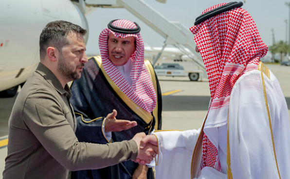 泽连斯基抵达沙特。图自沙特通讯社