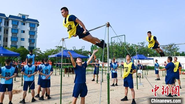 新森林消防员进行"单杠卷身上"考核. 云南森林消防总队新训二大队供图