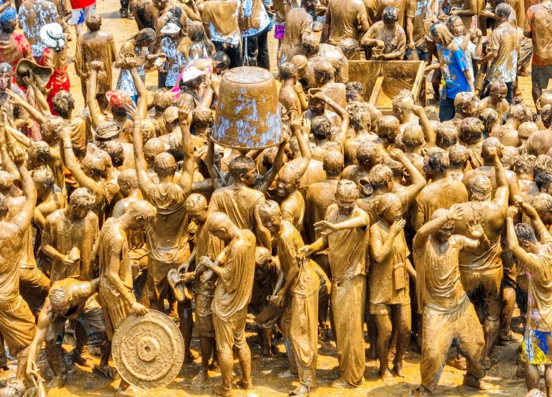 沧源"摸你黑"狂欢节.徐俊 摄